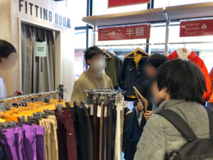 ファッション企画 服を選ぶ生徒