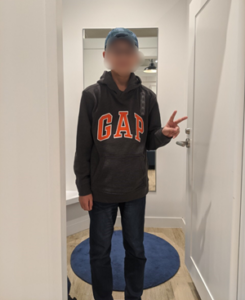 ファッション企画 試着する生徒