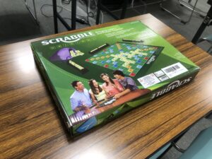 この写真がボードゲームの「scrabble」です