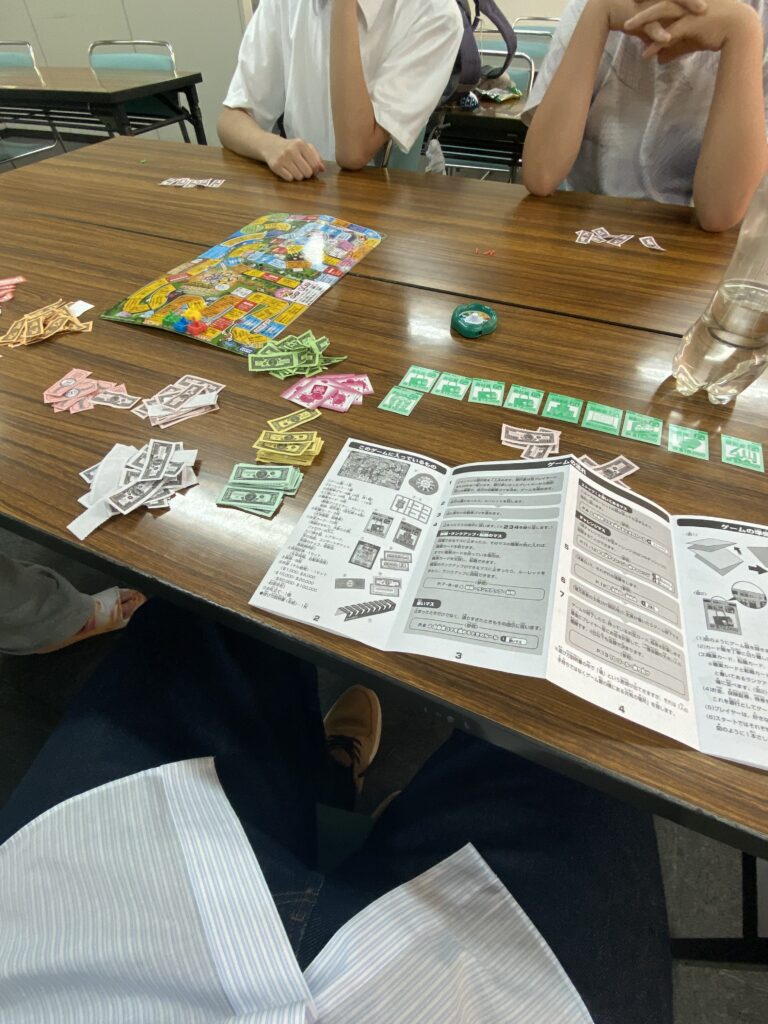 池袋フリースクールでのカードゲーム、ボードゲームの様子